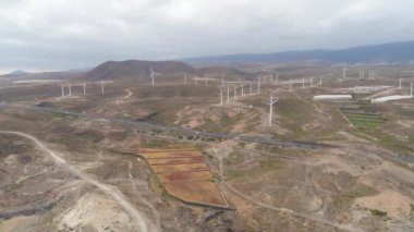 Tenerife, Kanarya Adaları, İspanya yel değirmenleri yüksekliği hava manzara. 4 k atış robot. Wild Coast Atlas Okyanusu
