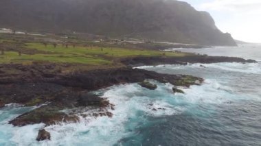 Kayalıklarla ve Atlantik Okyanusu Tenerife, 4 k yukarıdan ateş dron, Canarias Islands, İspanya havadan görünümü