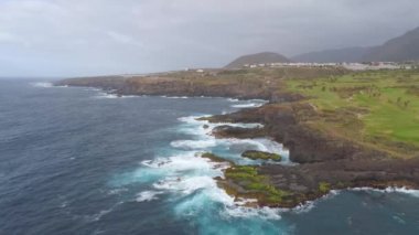 Kayalıklarla ve Atlantik Okyanusu Tenerife, 4 k yukarıdan ateş dron, Canarias Islands, İspanya havadan görünümü