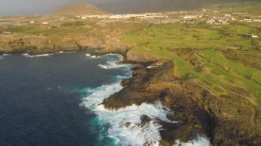 Kayalıklarla ve Atlantik Okyanusu Tenerife, 4 k yukarıdan ateş dron, Canarias Islands, İspanya havadan görünümü
