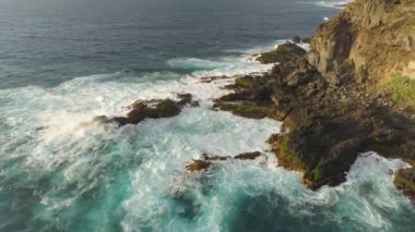 Kayalıklarla ve Atlantik Okyanusu Tenerife, 4 k yukarıdan ateş dron, Canarias Islands, İspanya havadan görünümü