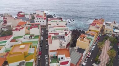 Tenerife, Punta Brava, İspanya - Mayıs, 18, 2018: Havadan görünümü kayalık sahil, Atlantik Okyanusu ve renkli Rıhtımlar üzerinde ev sahipliği yapmaktadır. 4 k yukarıdan atış robot