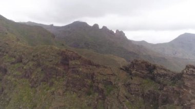 Tenerife, İspanya - 18 Mayıs 2018: Rocky Dağları'nın hava görünümünde cehennem gorge, Kanarya Adaları. 4 k dron yukarıdan vurdu.