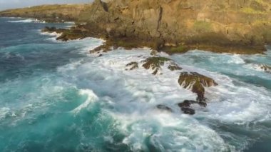 Kayalıklarla ve Atlantik Okyanusu Tenerife, 4 k yukarıdan ateş dron, Canarias Islands, İspanya havadan görünümü
