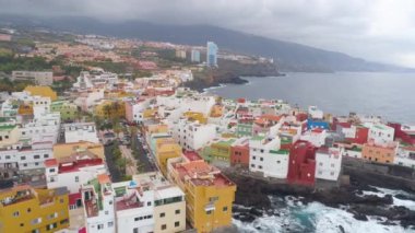 Tenerife, Punta Brava, İspanya - Mayıs, 18, 2018: Havadan görünümü kayalık sahil, Atlantik Okyanusu ve renkli Rıhtımlar üzerinde ev sahipliği yapmaktadır. 4 k yukarıdan atış robot
