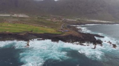 Kayalıklarla ve Atlantik Okyanusu Tenerife, 4 k yukarıdan ateş dron, Canarias Islands, İspanya havadan görünümü