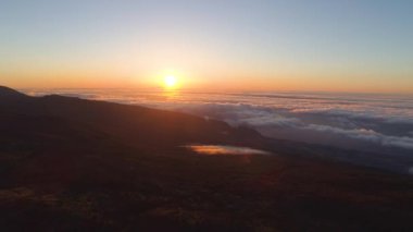 Havadan görünümü Teide Milli Parkı, dağlar ve aşağıda sertleştirilmiş lav bulutlara günbatımı üzerinde uçuş. Tenerife, Kanarya Adaları