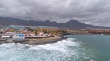 Tenerife, La Caleta, İspanya - 18 Mayıs 2018: Atlantik Okyanusu, havadan görünümü kayalık sahil ve sahildeki, Kanarya Adaları oteller. 4 k dron yukarıdan vurdu.