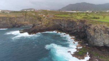 Kayalıklarla ve Atlantik Okyanusu Tenerife, 4 k yukarıdan ateş dron, Canarias Islands, İspanya havadan görünümü