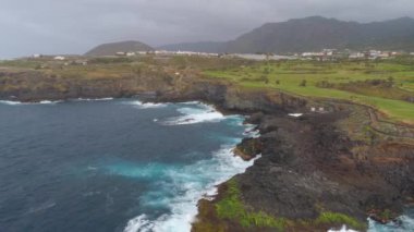 Kayalıklarla ve Atlantik Okyanusu Tenerife, 4 k yukarıdan ateş dron, Canarias Islands, İspanya havadan görünümü