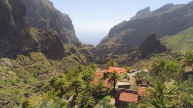 Kanyonda Masca yukarıdan Tenerife volkanik dağ El Teide, Canarias, İspanya yakınındaki dağ köyünün havadan görünümü.