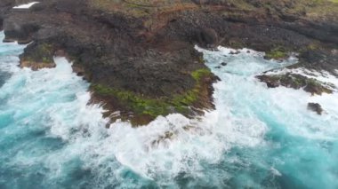 Kayalıklarla ve Atlantik Okyanusu Tenerife, 4 k yukarıdan ateş dron, Canarias Islands, İspanya havadan görünümü