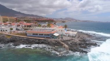 Tenerife, La Caleta, İspanya - 18 Mayıs 2018: Atlantik Okyanusu, havadan görünümü kayalık sahil ve sahildeki, Kanarya Adaları oteller. 4 k dron yukarıdan vurdu.