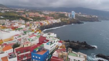 Tenerife, Punta Brava, İspanya - Mayıs, 18, 2018: Havadan görünümü kayalık sahil, Atlantik Okyanusu ve renkli Rıhtımlar üzerinde ev sahipliği yapmaktadır. 4 k yukarıdan atış robot