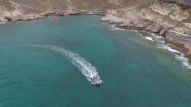 Tenerife, La Caleta, İspanya - 18 Mayıs 2018: Havadan görünümü tekne nera deniz kenarı, Kanarya Adaları ve Atlantik Okyanusu. 4 k dron yukarıdan vurdu.