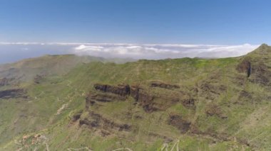 Dağları'nın rock ve cliff yukarıdan Tenerife volkanik dağ El Teide, Canarias Adaları, İspanya yakınındaki havadan görünümü.