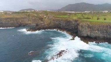 Kayalıklarla ve Atlantik Okyanusu Tenerife, 4 k yukarıdan ateş dron, Canarias Islands, İspanya havadan görünümü