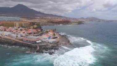 Tenerife, La Caleta, İspanya - 18 Mayıs 2018: Atlantik Okyanusu, havadan görünümü kayalık sahil ve sahildeki, Kanarya Adaları oteller. 4 k dron yukarıdan vurdu.
