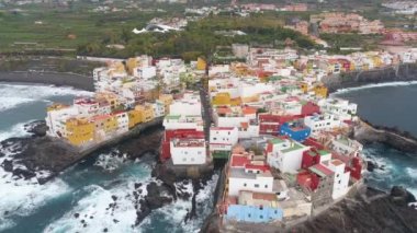 Tenerife, Punta Brava, İspanya - Mayıs, 18, 2018: Havadan görünümü kayalık sahil, Atlantik Okyanusu ve renkli Rıhtımlar üzerinde ev sahipliği yapmaktadır. 4 k yukarıdan atış robot