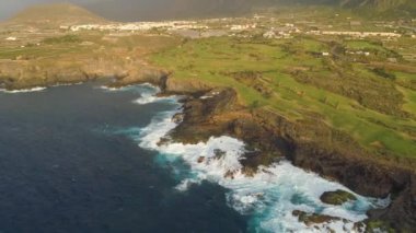 Kayalıklarla ve Atlantik Okyanusu Tenerife, 4 k yukarıdan ateş dron, Canarias Islands, İspanya havadan görünümü