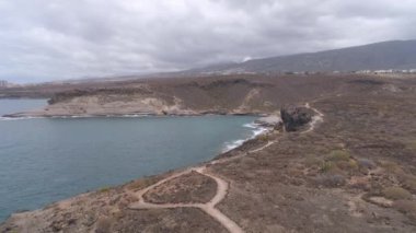 Tenerife, La Caleta, İspanya - 18 Mayıs 2018: Atlantik Okyanusu, havadan görünümü kayalık sahil ve sahildeki, Kanarya Adaları oteller. 4 k dron yukarıdan vurdu.