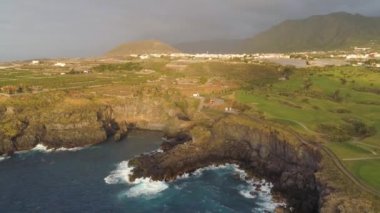 Kayalıklarla ve Atlantik Okyanusu Tenerife, 4 k yukarıdan ateş dron, Canarias Islands, İspanya havadan görünümü