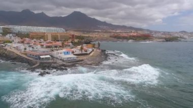 Tenerife, La Caleta, İspanya - 18 Mayıs 2018: Atlantik Okyanusu, havadan görünümü kayalık sahil ve sahildeki, Kanarya Adaları oteller. 4 k dron yukarıdan vurdu.