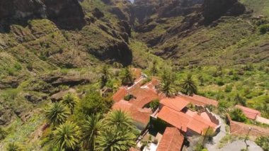 Kanyonda Masca yukarıdan Tenerife volkanik dağ El Teide, Canarias, İspanya yakınındaki dağ köyünün havadan görünümü.