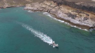 Tenerife, La Caleta, İspanya - 18 Mayıs 2018: Havadan görünümü tekne nera deniz kenarı, Kanarya Adaları ve Atlantik Okyanusu. 4 k dron yukarıdan vurdu.