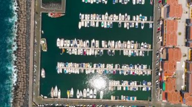 Tenerife, Los Gigantes, İspanya - 18 Mayıs 2018: Modern yelken motorlu tekneler, hava görünümünü bir sahil marina, Kanarya Adaları, İspanya, 4 k dron atış Yatlar.