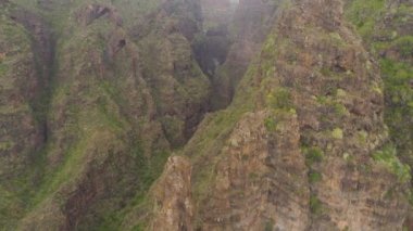 Tenerife, İspanya - 18 Mayıs 2018: Rocky Dağları'nın hava görünümünde cehennem gorge, Kanarya Adaları. 4 k dron yukarıdan vurdu.