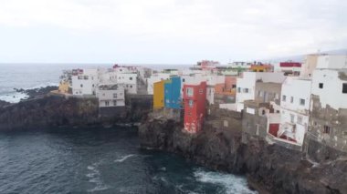 Tenerife, Punta Brava, İspanya - Mayıs, 18, 2018: Havadan görünümü kayalık sahil, Atlantik Okyanusu ve renkli Rıhtımlar üzerinde ev sahipliği yapmaktadır. 4 k yukarıdan atış robot