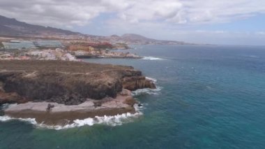 Tenerife, La Caleta, İspanya - 18 Mayıs 2018: Atlantik Okyanusu, havadan görünümü kayalık sahil ve sahildeki, Kanarya Adaları oteller. 4 k dron yukarıdan vurdu.