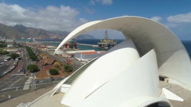 Santa Cruz De Tenerife, İspanya - 18 Mayıs 2018: 'Auditorio de Tenerife' ve manzara Santa Cruz havadan görünümü.