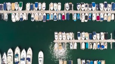 Tenerife, Los Gigantes, İspanya - 18 Mayıs 2018: Modern yelken motorlu tekneler, hava görünümünü bir sahil marina, Kanarya Adaları, İspanya, 4 k dron atış Yatlar.