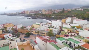 Tenerife, Punta Brava, İspanya - Mayıs, 18, 2018: Havadan görünümü kayalık sahil, Atlantik Okyanusu ve renkli Rıhtımlar üzerinde ev sahipliği yapmaktadır. 4 k yukarıdan atış robot