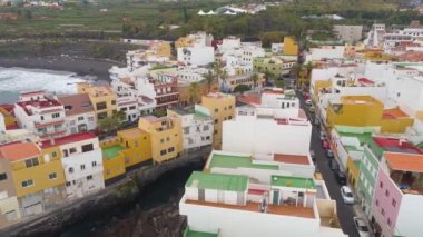 Tenerife, Punta Brava, İspanya - Mayıs, 18, 2018: Havadan görünümü kayalık sahil, Atlantik Okyanusu ve renkli Rıhtımlar üzerinde ev sahipliği yapmaktadır. 4 k yukarıdan atış robot
