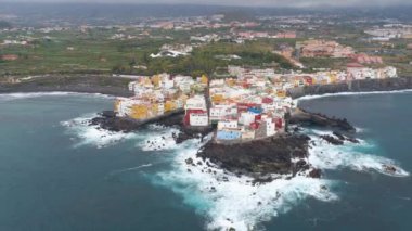 Tenerife, Punta Brava, İspanya - Mayıs, 18, 2018: Havadan görünümü kayalık sahil, Atlantik Okyanusu ve renkli Rıhtımlar üzerinde ev sahipliği yapmaktadır. 4 k yukarıdan atış robot