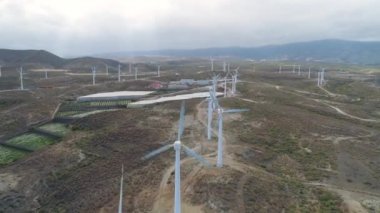 Tenerife, Kanarya Adaları, İspanya yel değirmenleri yüksekliği hava manzara. 4 k atış robot. Wild Coast Atlas Okyanusu