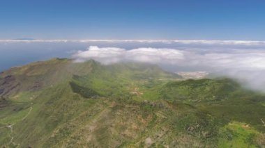 Dağları'nın rock ve cliff yukarıdan Tenerife volkanik dağ El Teide, Canarias Adaları, İspanya yakınındaki havadan görünümü.