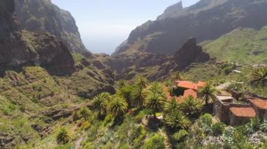 Kanyonda Masca yukarıdan Tenerife volkanik dağ El Teide, Canarias, İspanya yakınındaki dağ köyünün havadan görünümü.