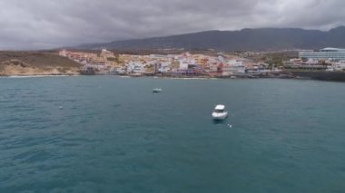 Tenerife, La Caleta, İspanya - 18 Mayıs 2018: Atlantik Okyanusu ve tekne, Kanarya Adaları havadan görünümü
