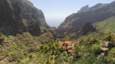 Kanyonda Masca yukarıdan Tenerife volkanik dağ El Teide, Canarias, İspanya yakınındaki dağ köyünün havadan görünümü.