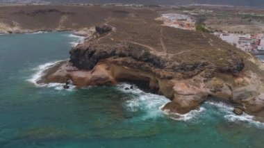 Tenerife, La Caleta, İspanya - 18 Mayıs 2018: Atlantik Okyanusu, havadan görünümü kayalık sahil ve sahildeki, Kanarya Adaları oteller. 4 k dron yukarıdan vurdu.
