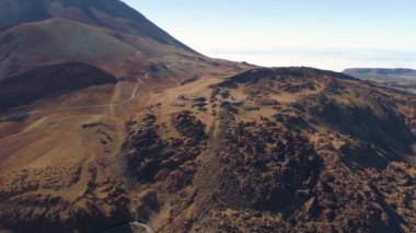 Havadan görünümü Teide Milli Parkı, dağlar ve sertleştirilmiş lav üzerinde uçuş. Tenerife, Kanarya Adaları