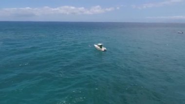 Tenerife, La Caleta, İspanya - 18 Mayıs 2018: Havadan görünümü tekne nera deniz kenarı, Kanarya Adaları ve Atlantik Okyanusu. 4 k dron yukarıdan vurdu.