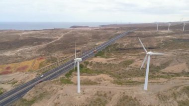 Tenerife, Kanarya Adaları, İspanya yel değirmenleri yüksekliği hava manzara. 4 k atış robot. Wild Coast Atlas Okyanusu