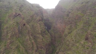 Tenerife, İspanya - 18 Mayıs 2018: Rocky Dağları'nın hava görünümünde cehennem gorge, Kanarya Adaları. 4 k dron yukarıdan vurdu.