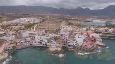 Tenerife, La Caleta, İspanya - 18 Mayıs 2018: Atlantik Okyanusu, havadan görünümü kayalık sahil ve sahildeki, Kanarya Adaları oteller. 4 k dron yukarıdan vurdu.