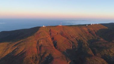 Havadan görünümü Teide Milli Parkı, dağlar ve aşağıda sertleştirilmiş lav bulutlara günbatımı üzerinde uçuş. Tenerife, Kanarya Adaları
